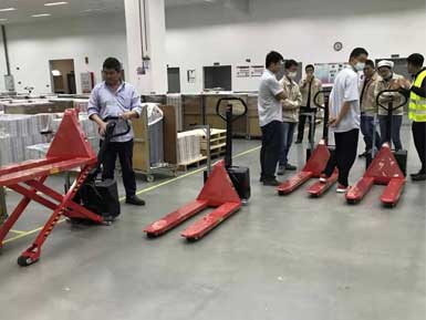 電動高升程搬運車交付使用，感謝廠家羅總親自跟客戶講解操作方法！